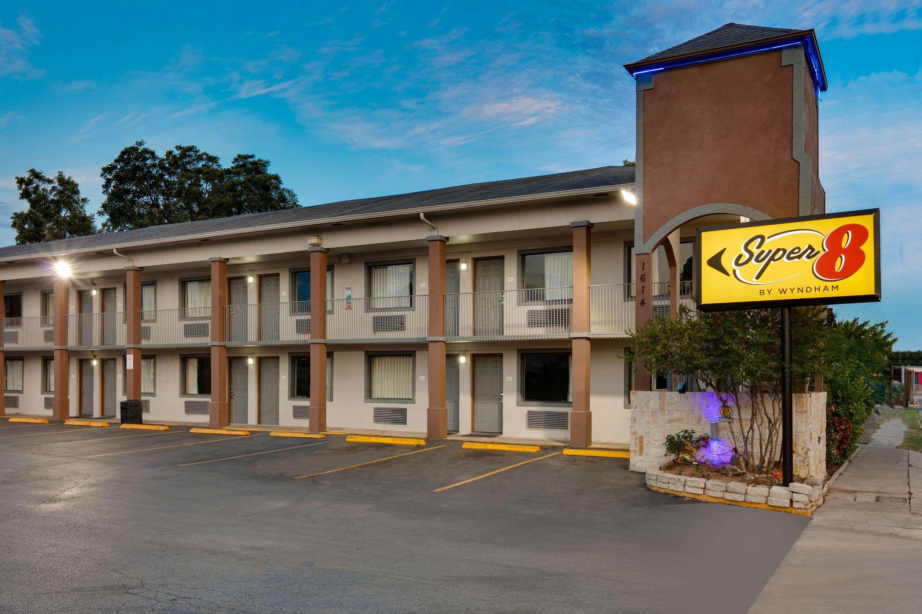 Мотель Super 8 By Wyndham San Antonio Pearl District Downtown Экстерьер фото