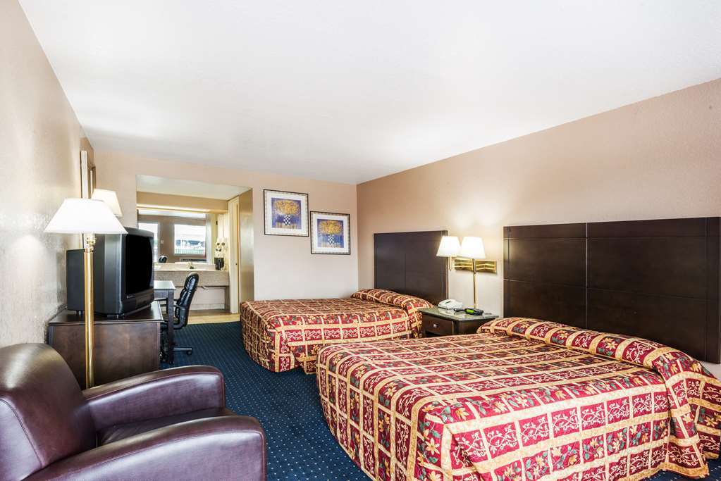 Мотель Super 8 By Wyndham San Antonio Pearl District Downtown Номер фото