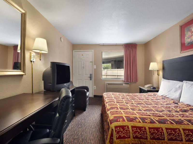 Мотель Super 8 By Wyndham San Antonio Pearl District Downtown Экстерьер фото
