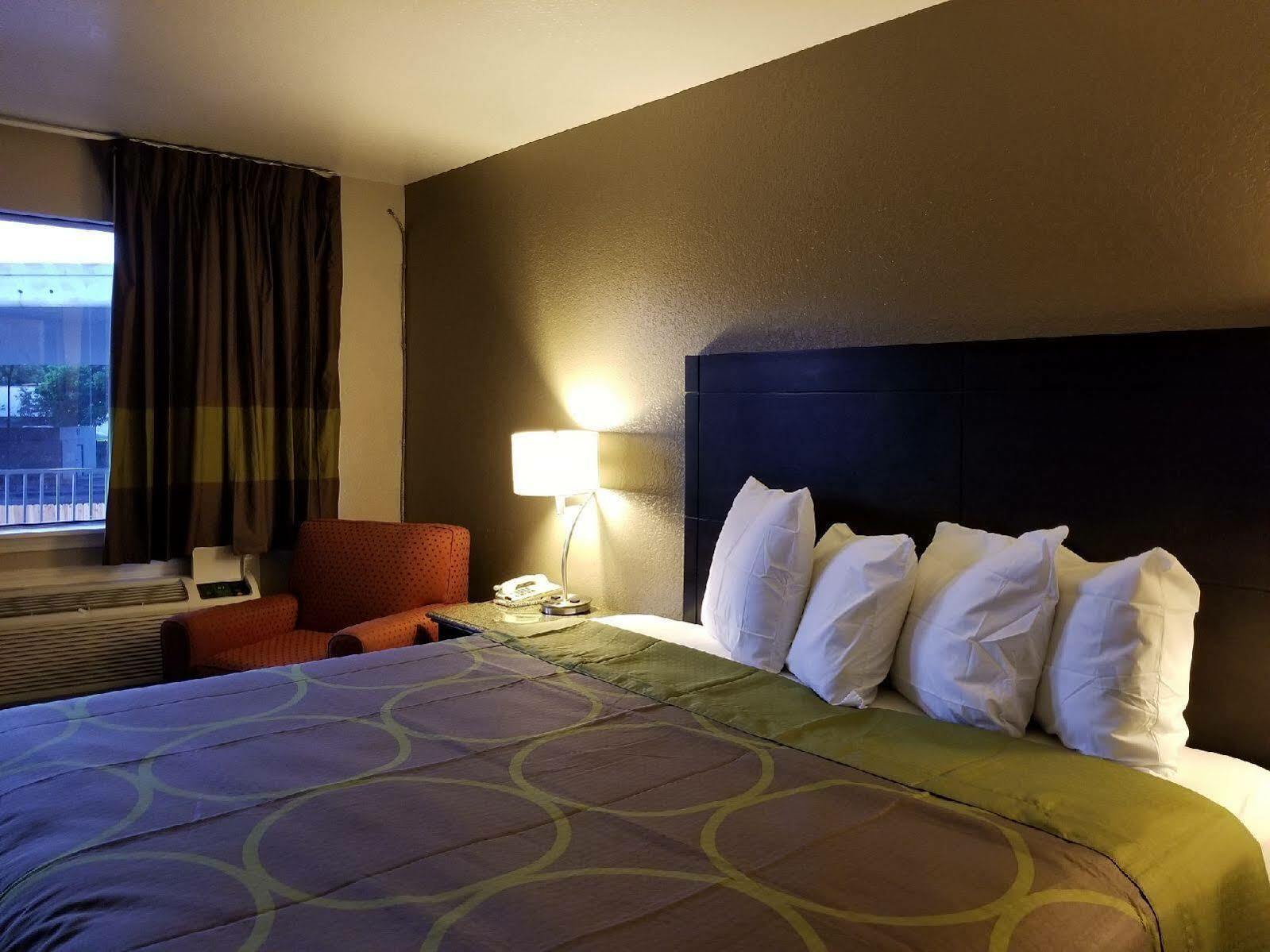 Мотель Super 8 By Wyndham San Antonio Pearl District Downtown Экстерьер фото