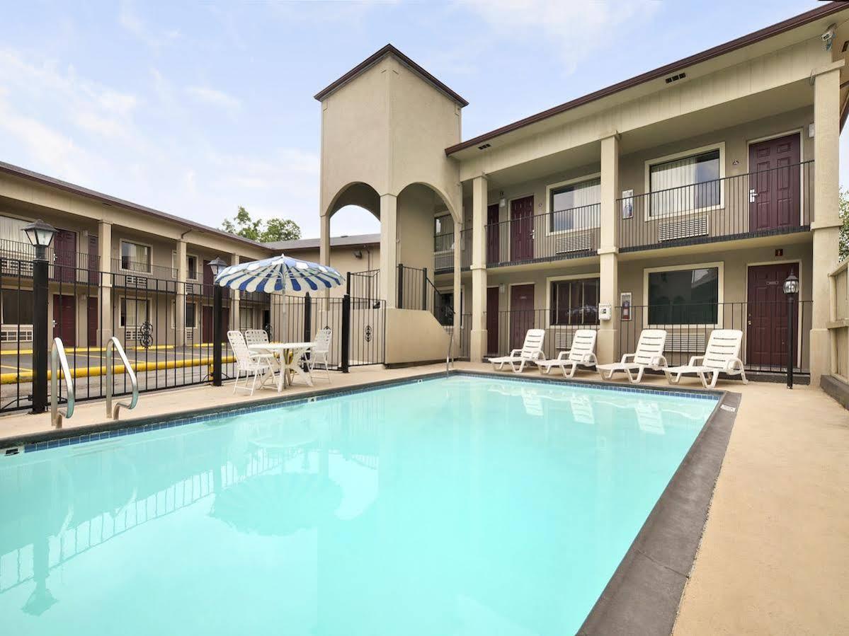 Мотель Super 8 By Wyndham San Antonio Pearl District Downtown Экстерьер фото